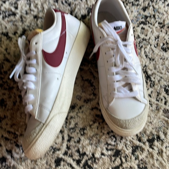 Nike Blazers low 77 White Team Red size 10 UK 7.5 EU 42 - Picture 2 of 7